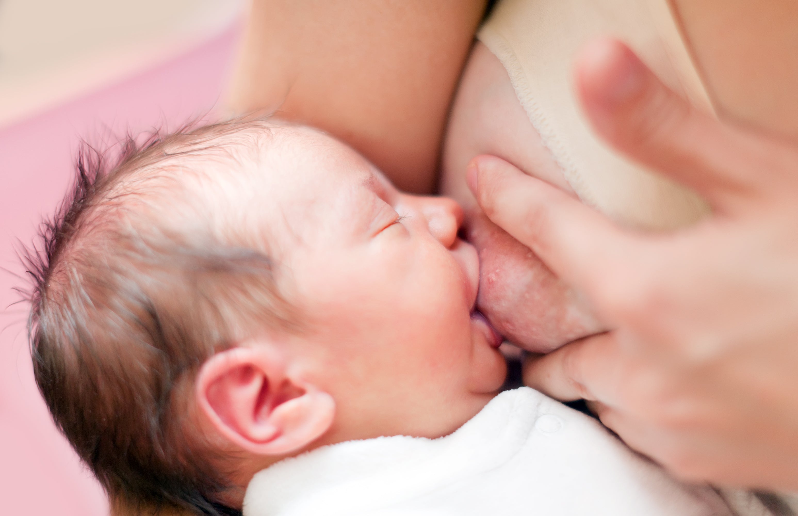 Sostanze nei Cosmetici e il Loro Potenziale Passaggio nel Latte Materno: Cosa Sapere